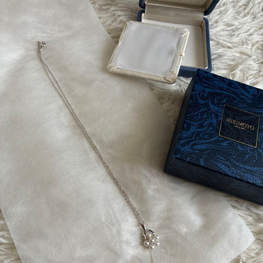 MIKIMOTO pearl necklace with 6 pearls, silver chain, flower motif, displayed with included box