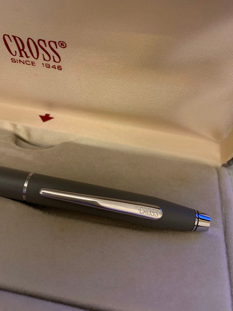 CROSS Kuro fountain pen in gray case with cartridge and manual displayed
