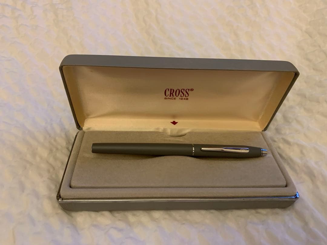 CROSS Kuro fountain pen in gray case with cartridge and manual displayed