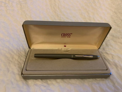 CROSS Kuro fountain pen in gray case with cartridge and manual displayed