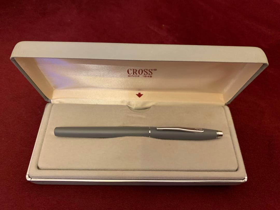 CROSS Kuro fountain pen in gray case with cartridge and manual displayed