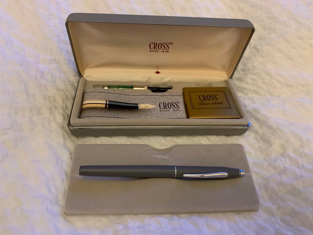 CROSS Kuro fountain pen in gray case with cartridge and manual displayed