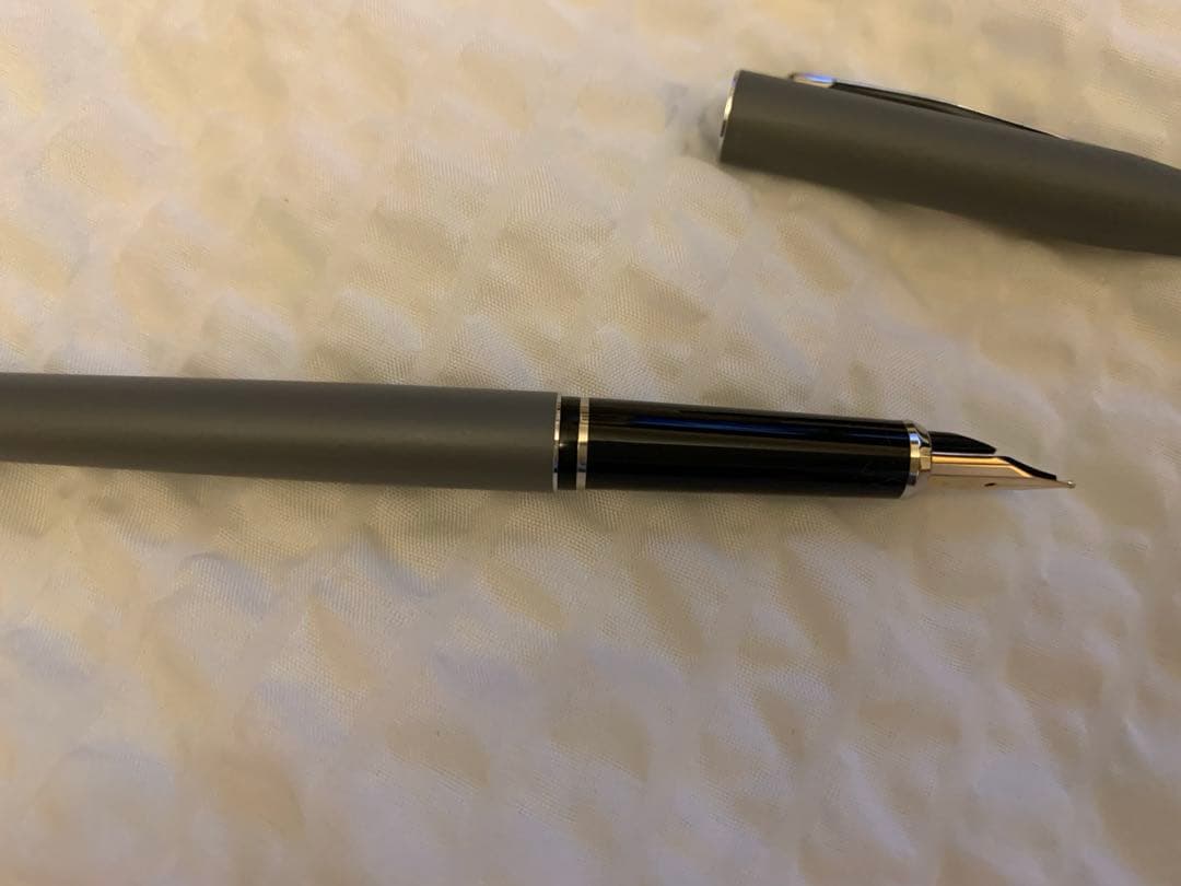 CROSS Kuro fountain pen in gray case with cartridge and manual displayed