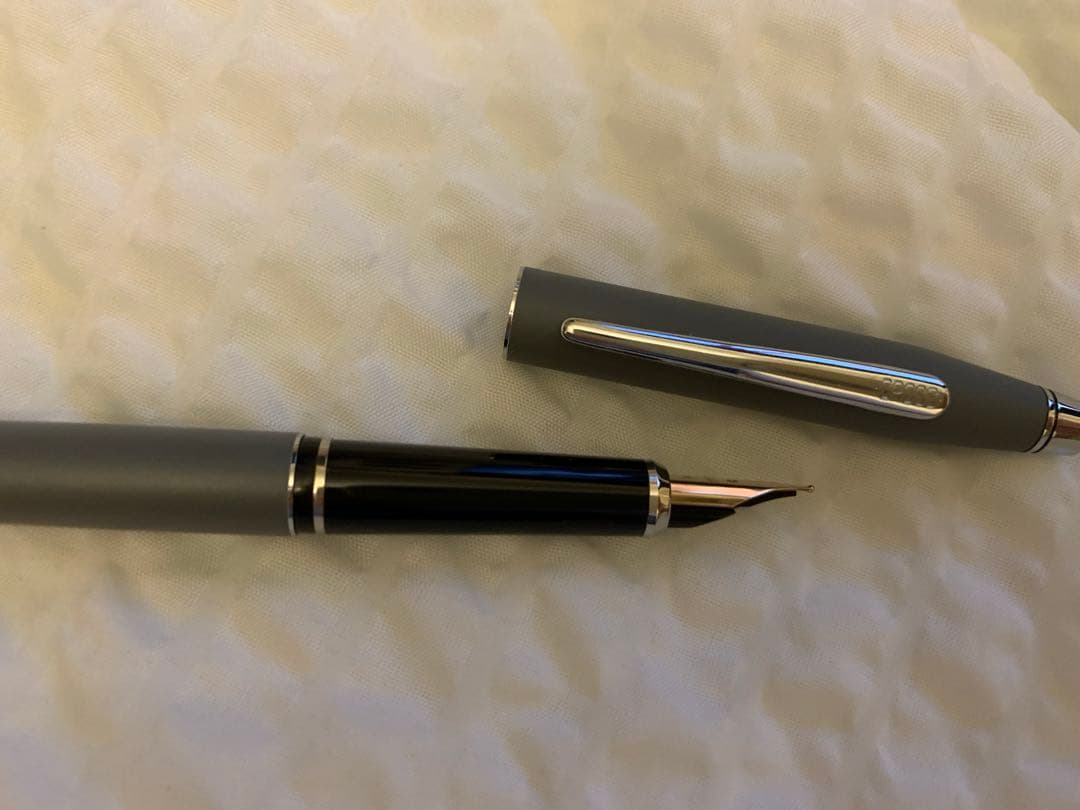 CROSS Kuro fountain pen in gray case with cartridge and manual displayed