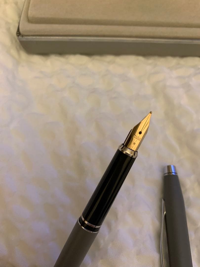 CROSS Kuro fountain pen in gray case with cartridge and manual displayed