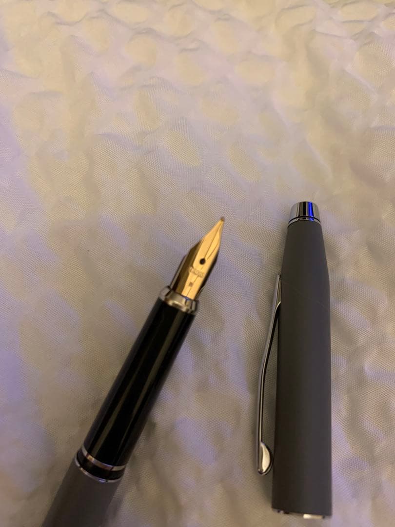 CROSS Kuro fountain pen in gray case with cartridge and manual displayed