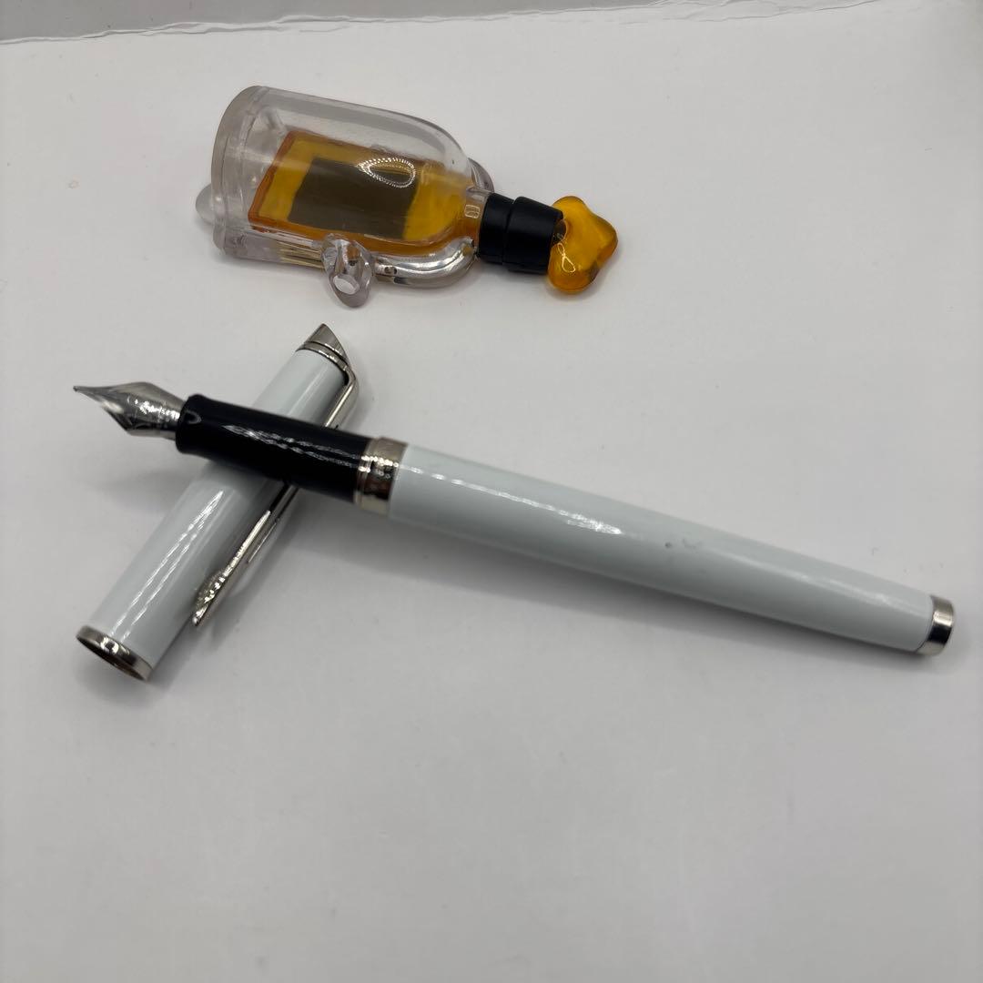 Waterman Metropolitan Essential fountain pen in white with fine nib and converter included