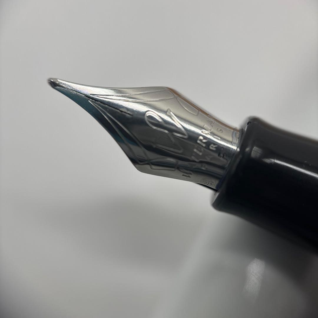 Waterman Metropolitan Essential fountain pen in white with fine nib and converter included