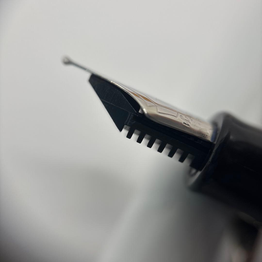 Waterman Metropolitan Essential fountain pen in white with fine nib and converter included