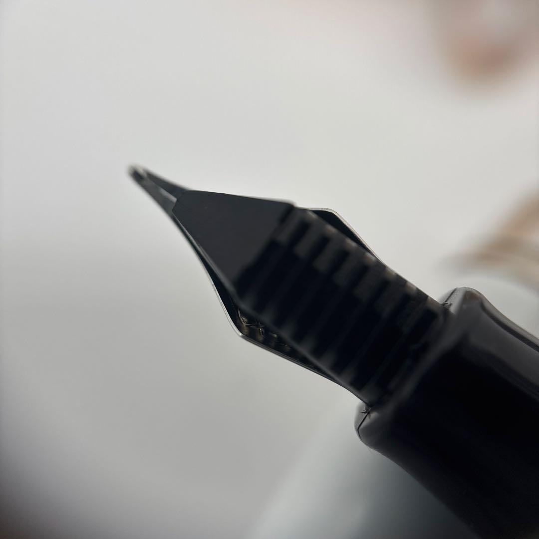 Waterman Metropolitan Essential fountain pen in white with fine nib and converter included