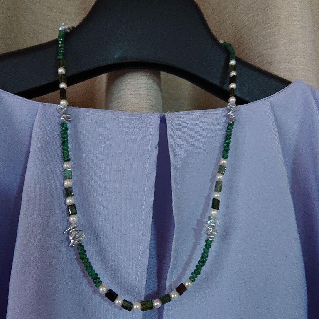 Akoya baby pearl necklace 39 with deep green emerald, moss green tourmaline, and light gray Keshi pearls on 44 cm chain