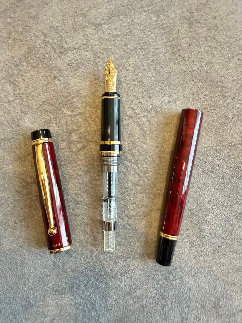 PILOT Grand Se Fountain Pen in marble red color with fine nib, gently used and well-maintained