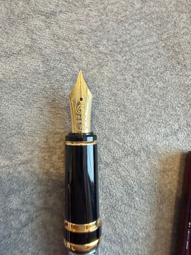 PILOT Grand Se Fountain Pen in marble red color with fine nib, gently used and well-maintained