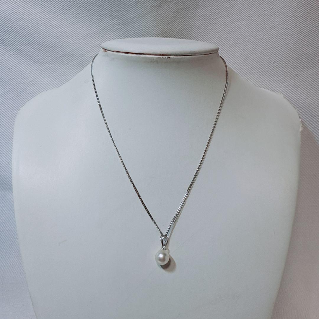 Tasaki necklace featuring a 7.8mm pearl pendant with silver material on a 40cm metal chain