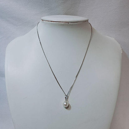 Tasaki necklace featuring a 7.8mm pearl pendant with silver material on a 40cm metal chain