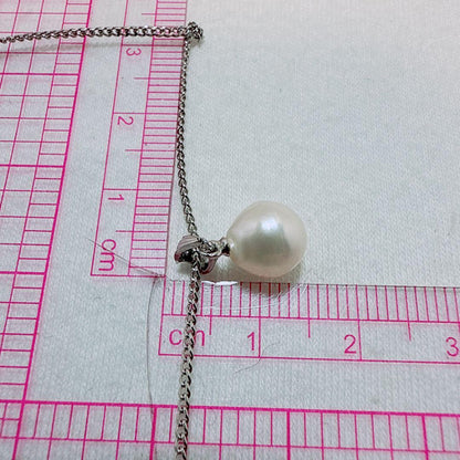 Tasaki necklace featuring a 7.8mm pearl pendant with silver material on a 40cm metal chain