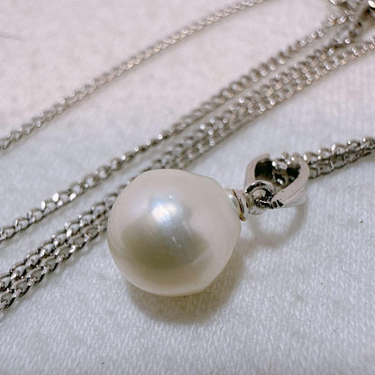 Tasaki necklace featuring a 7.8mm pearl pendant with silver material on a 40cm metal chain