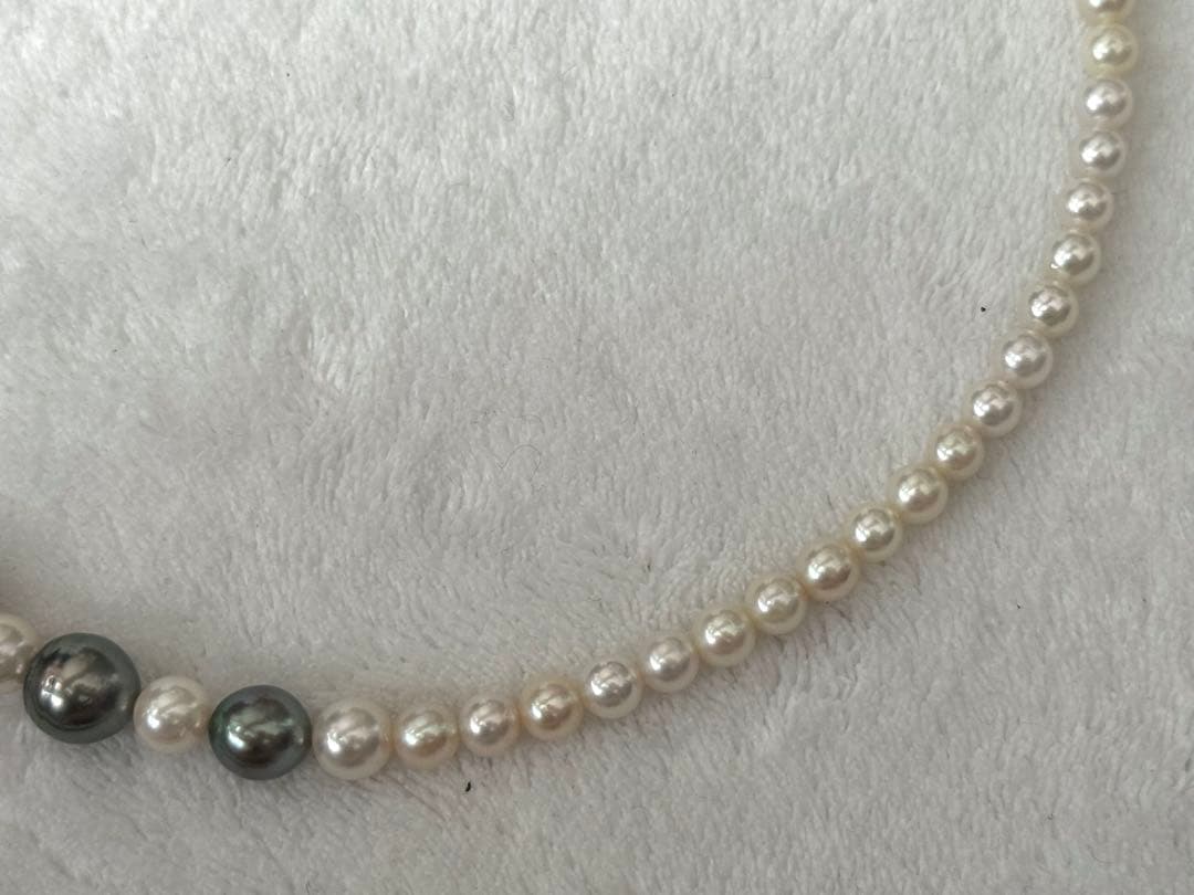 Silver necklace with 7.9-10mm Black Lip South Sea and Akoya pearls, 43.5cm length, displayed on white background