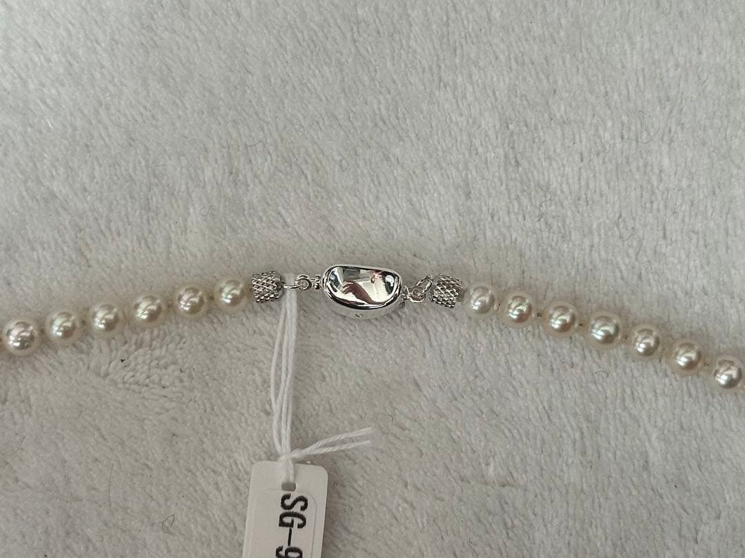 Silver necklace with 7.9-10mm Black Lip South Sea and Akoya pearls, 43.5cm length, displayed on white background