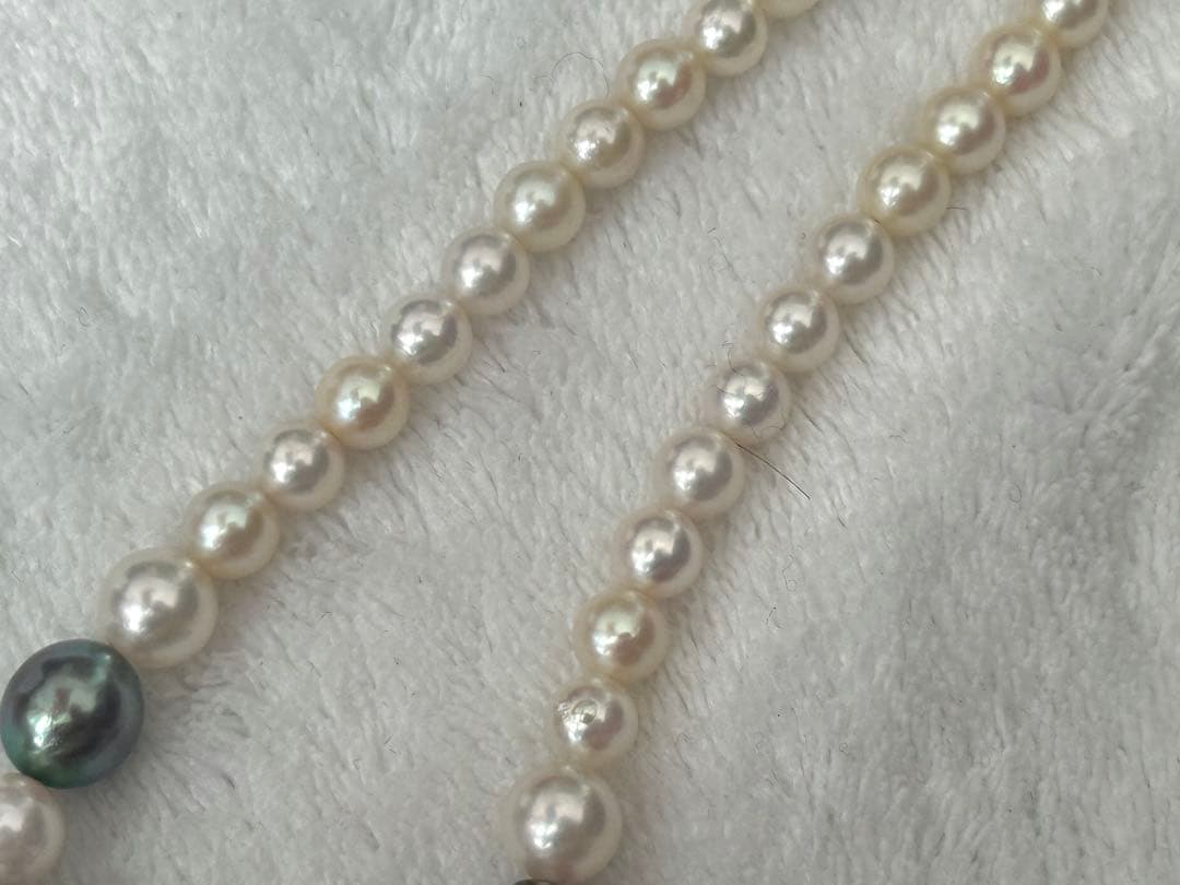 Silver necklace with 7.9-10mm Black Lip South Sea and Akoya pearls, 43.5cm length, displayed on white background