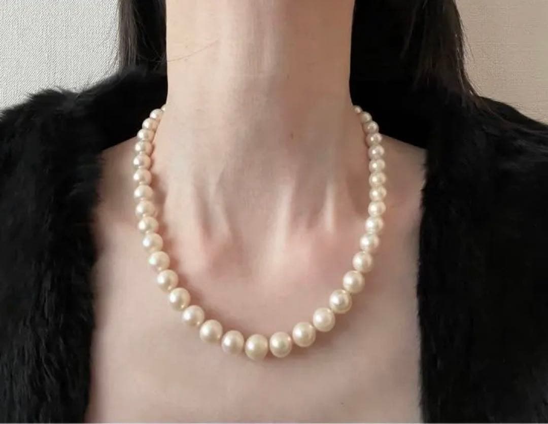 Vintage Akoya pearl necklace featuring a single 9.5 mm pearl and double lock clasp on a 44.5 cm chain