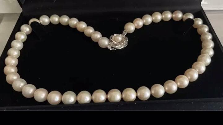 Vintage Akoya pearl necklace featuring a single 9.5 mm pearl and double lock clasp on a 44.5 cm chain
