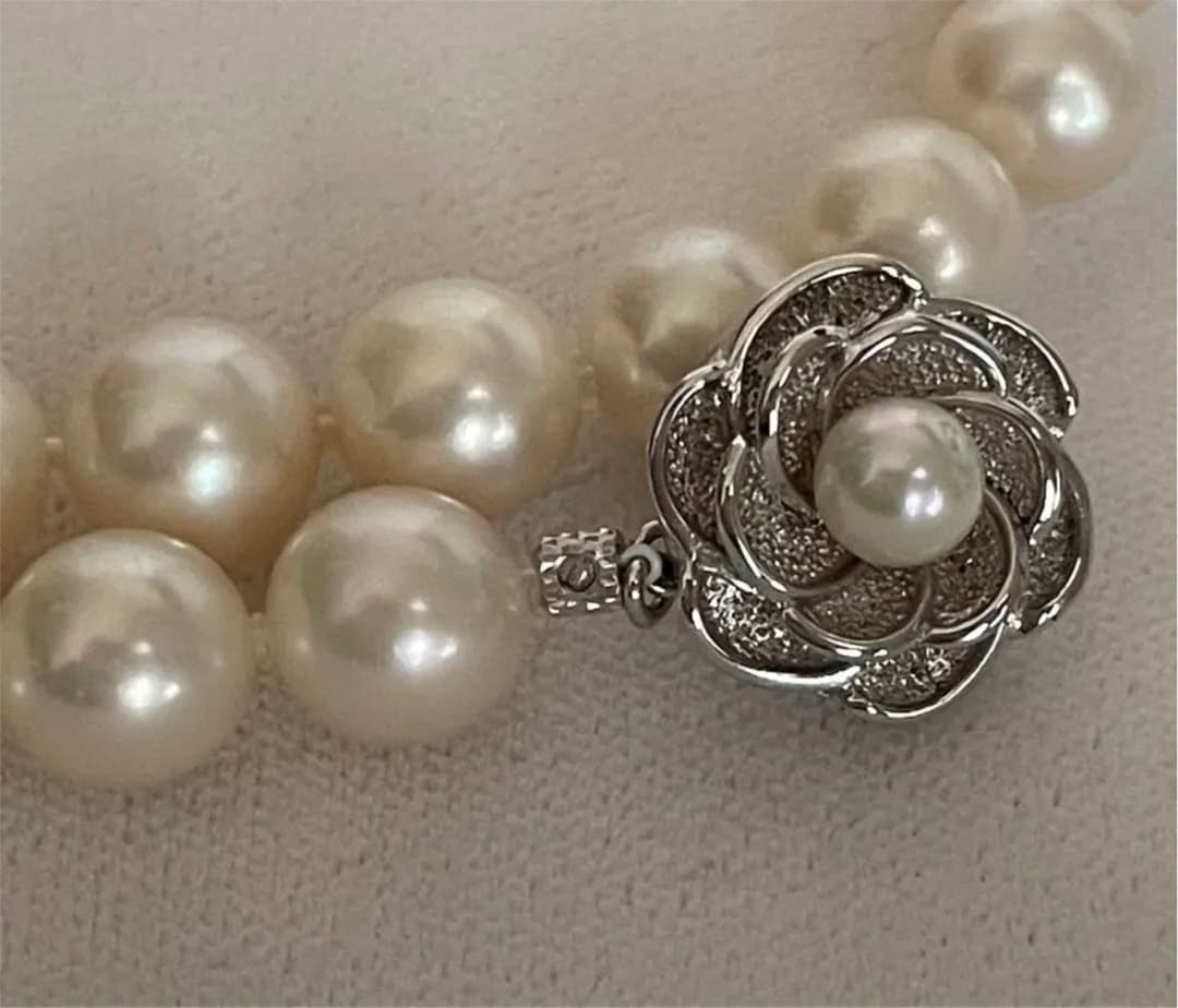 Vintage Akoya pearl necklace featuring a single 9.5 mm pearl and double lock clasp on a 44.5 cm chain