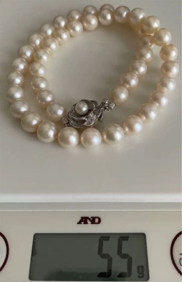 Vintage Akoya pearl necklace featuring a single 9.5 mm pearl and double lock clasp on a 44.5 cm chain