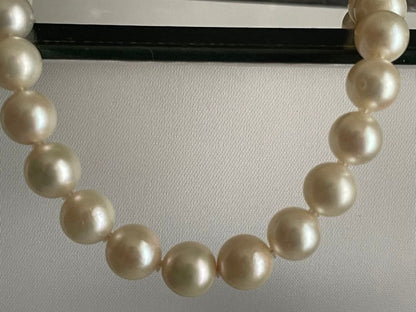 Vintage Akoya pearl necklace featuring a single 9.5 mm pearl and double lock clasp on a 44.5 cm chain