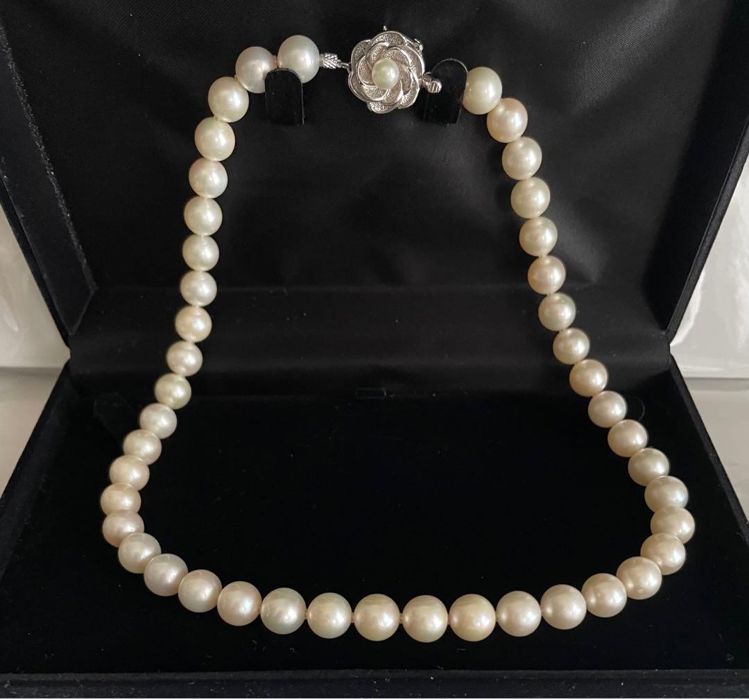Vintage Akoya pearl necklace featuring a single 9.5 mm pearl and double lock clasp on a 44.5 cm chain