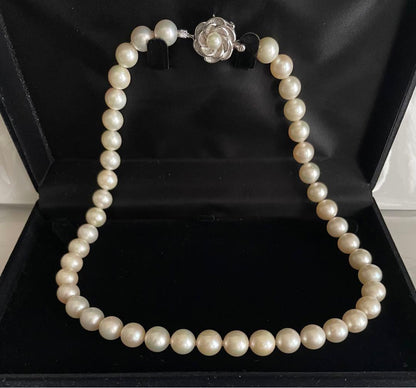 Vintage Akoya pearl necklace featuring a single 9.5 mm pearl and double lock clasp on a 44.5 cm chain
