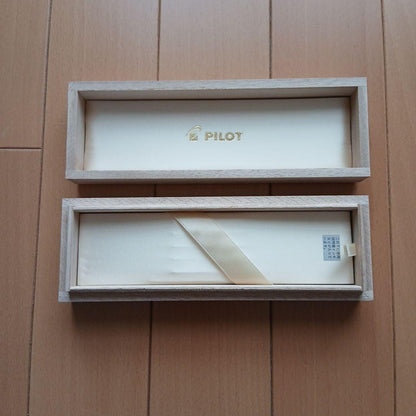 PILOT fountain pen case wooden paulownia box with satinen interior lining and simple rectangular design