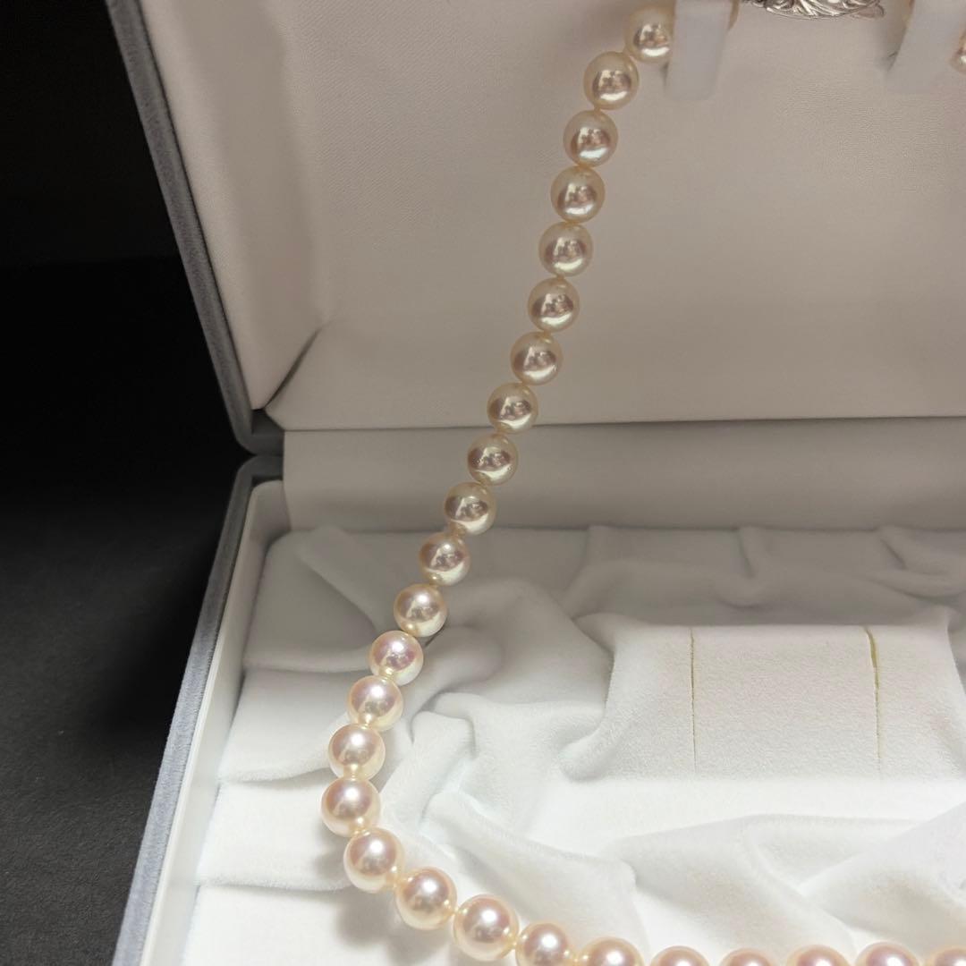 K14WG Akoya pearl necklace featuring 8.0mm pearls, 42 cm length, displayed on a white background