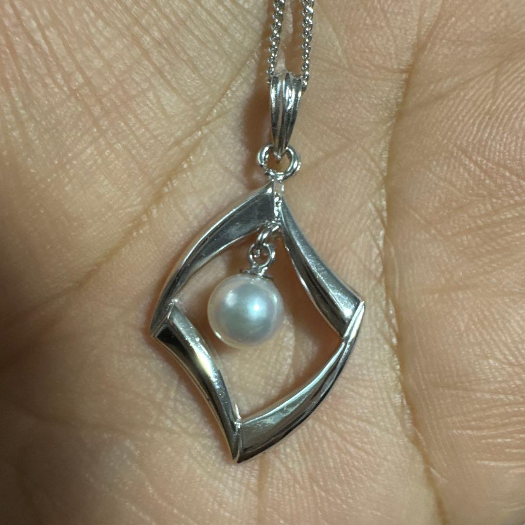 Akoya pearl silver necklace with pinkish luster pearls and silver chain, used condition, engraving on top