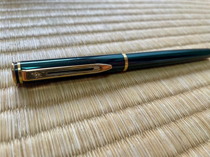 Waterman fountain pen made in France with deep green finish, classic design displayed on white background