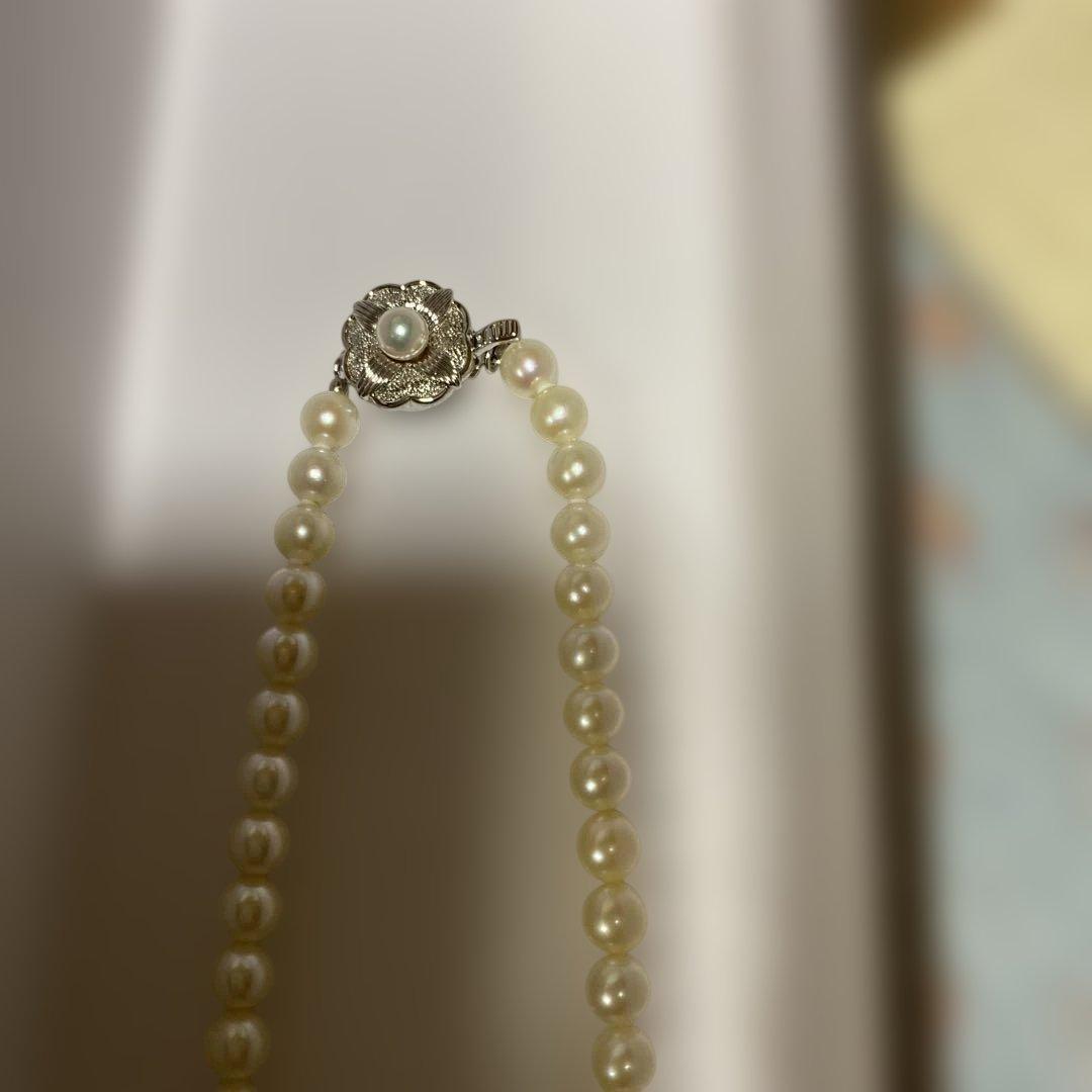 Akoya pearl necklace with approximately 5mm pearls on a 39cm silver chain