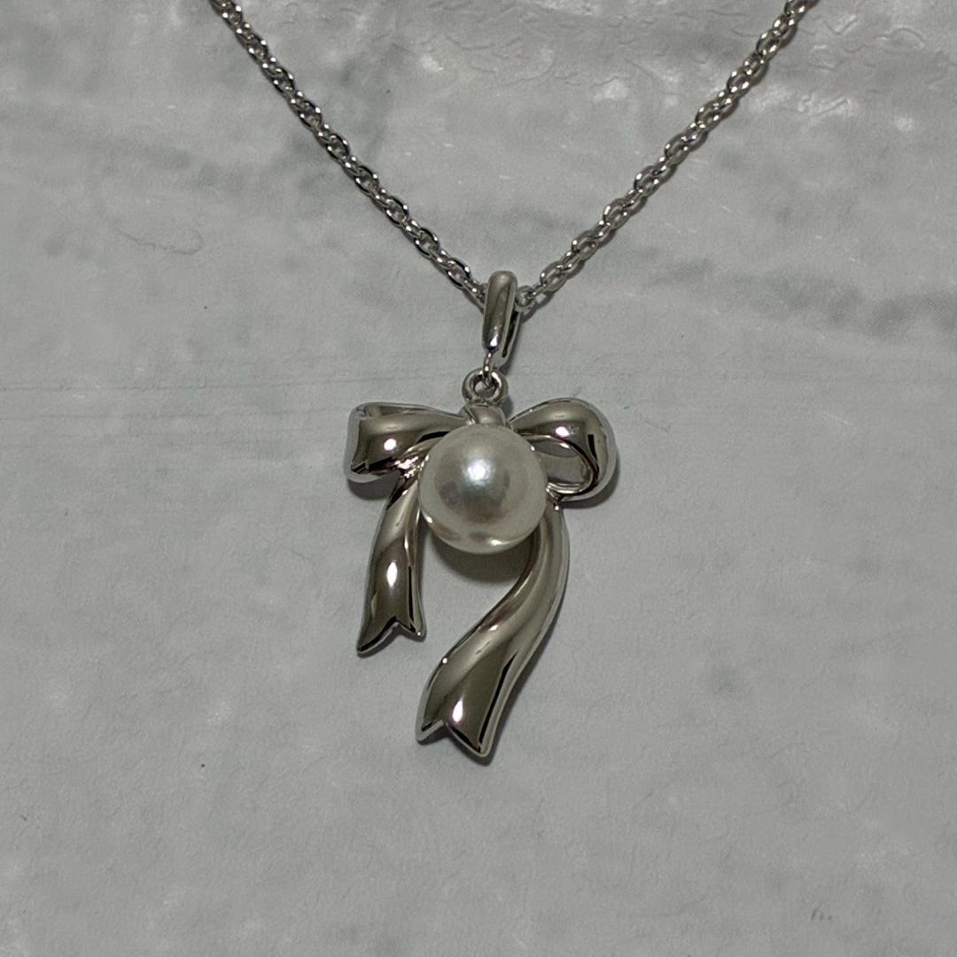 Mikimoto necklace featuring a silver white ribbon pendant with Akoya pearl on a 40 cm chain