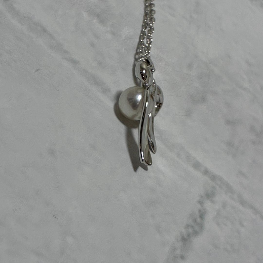 Mikimoto necklace featuring a silver white ribbon pendant with Akoya pearl on a 40 cm chain