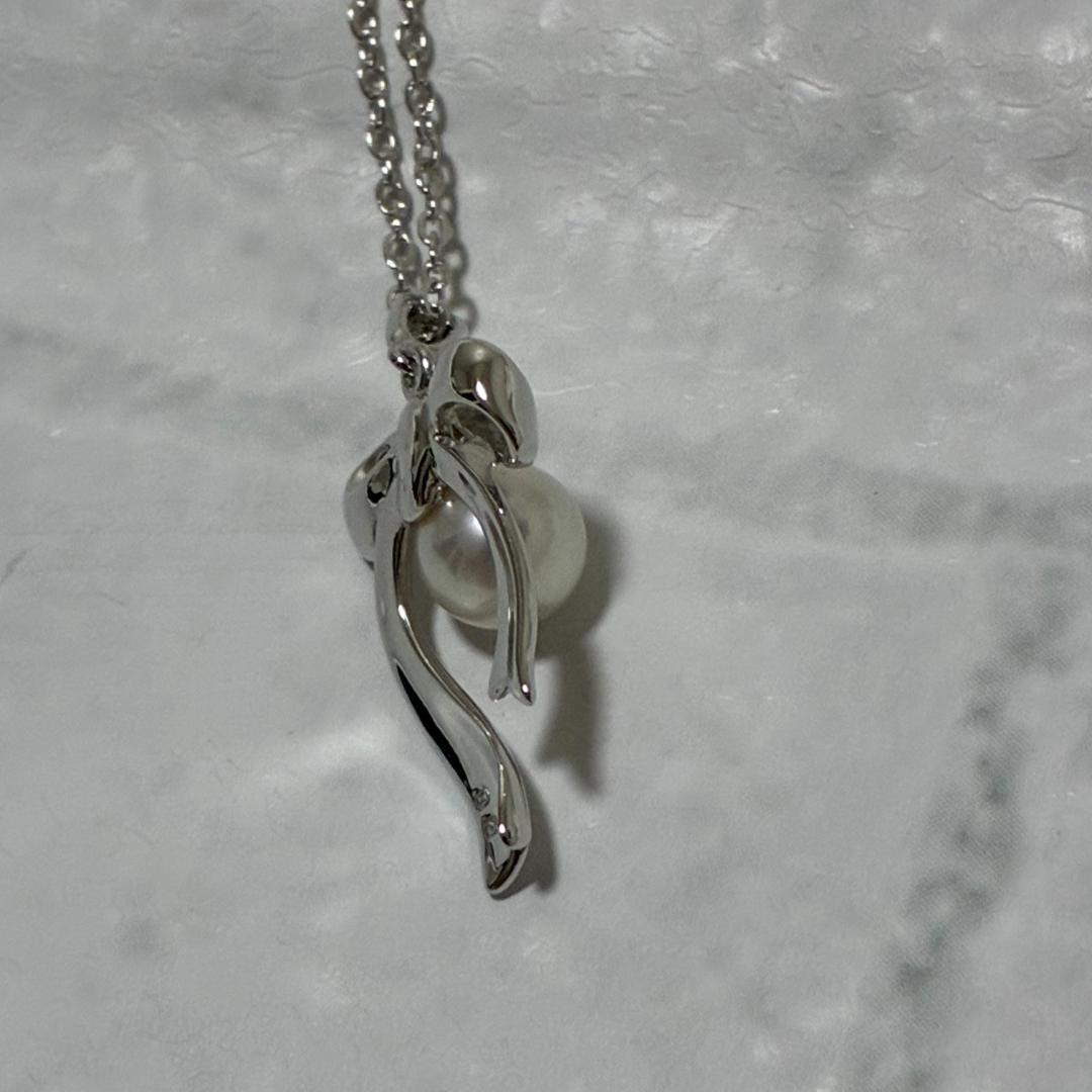 Mikimoto necklace featuring a silver white ribbon pendant with Akoya pearl on a 40 cm chain