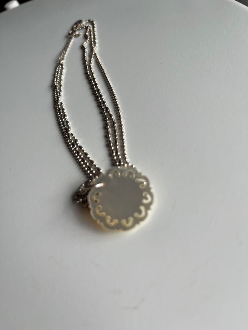 Agete shell necklace featuring natural shell pendant on delicate chain