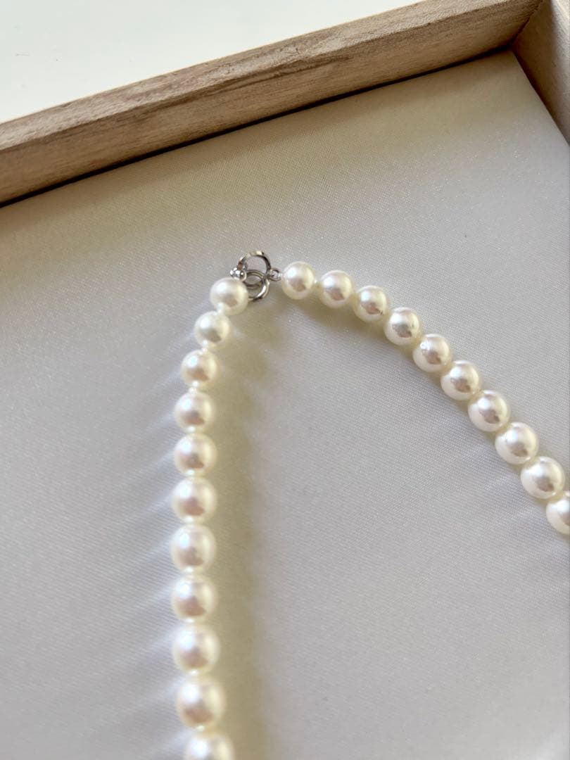 Akoya pearl necklace with 8mm pearls and 41cm chain featuring a spring ring clasp