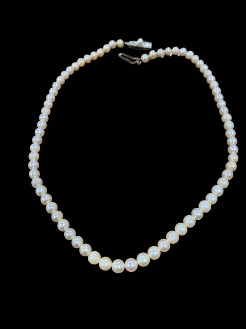 Akoya pearl necklace featuring 5.1mm pearls with silver mark setting on a 41 cm chain