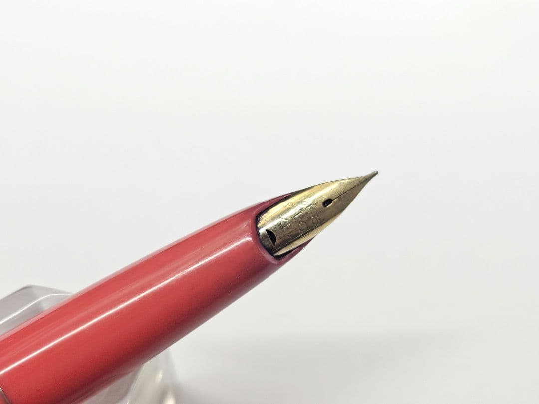Pilot Lady Fountain Pen F 18K featuring 18-karat gold body, elegant vintage design, discontinued model