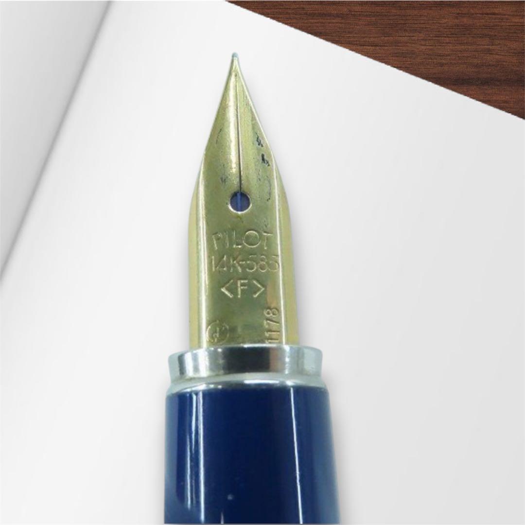Pilot U fountain pen with 14K-585 fine tip in silver and gold color displayed with genuine case