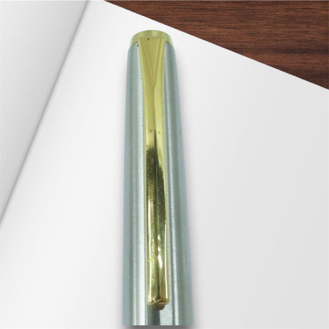 Pilot U fountain pen with 14K-585 fine tip in silver and gold color displayed with genuine case