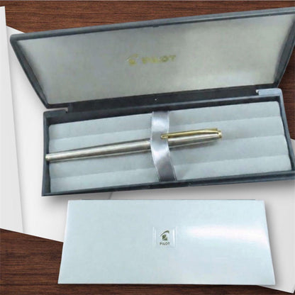 Pilot U fountain pen with 14K-585 fine tip in silver and gold color displayed with genuine case