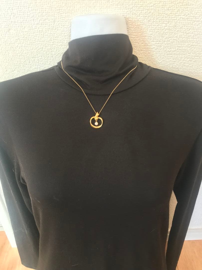 Mikimoto pearl pendant top with a small 2.5mm pearl on a plated setting