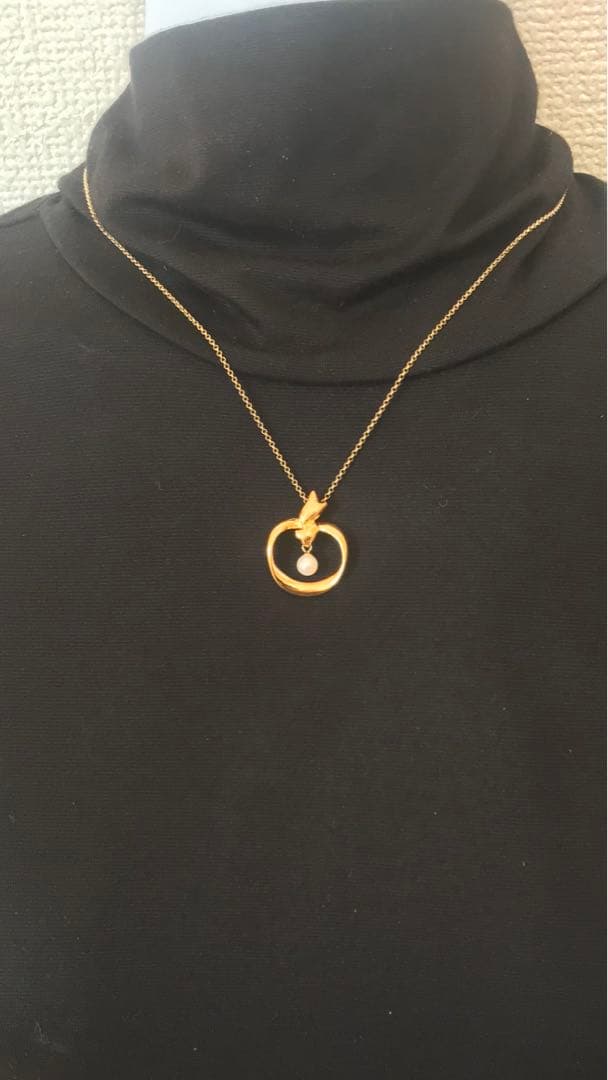 Mikimoto pearl pendant top with a small 2.5mm pearl on a plated setting