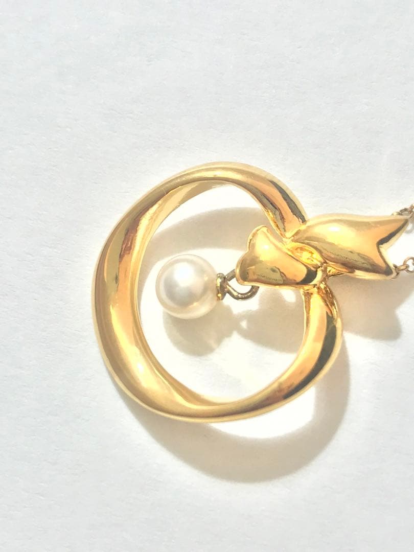 Mikimoto pearl pendant top with a small 2.5mm pearl on a plated setting