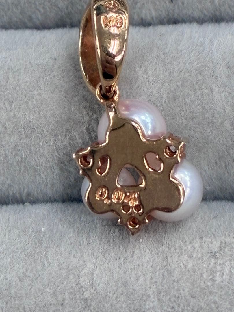 Used TASAKI K18 gold pendant with Akoya baby pearls and small diamonds